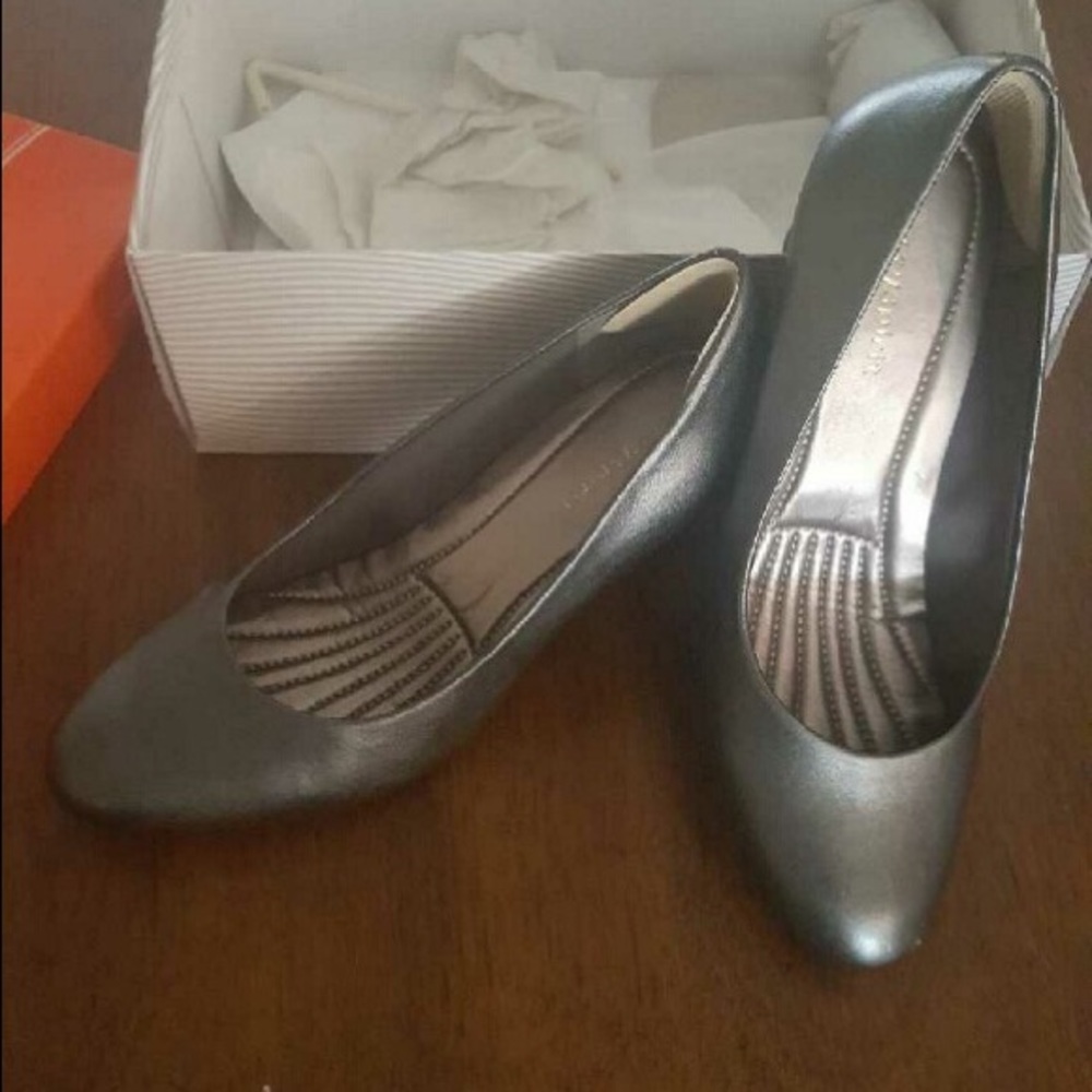 🌸Comfortable Easy Spirit 2 inch heel gray pumps🌸